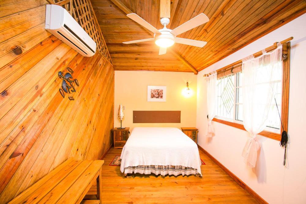 Wikkid Resort Dixon Cove Kültér fotó