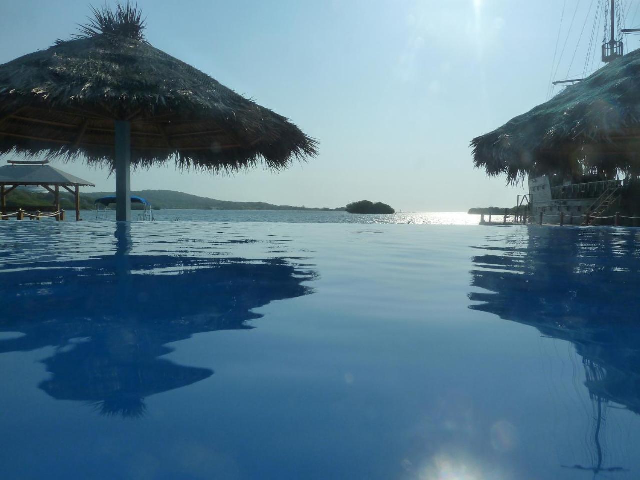 Wikkid Resort Dixon Cove Kültér fotó